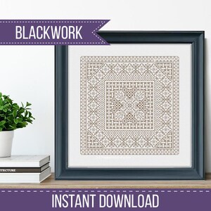 Puede incluir: Patrón de bordado blackwork enmarcado con intrincados diseños geométricos en tonos marrones y beige. La obra de arte se muestra en un marco azul oscuro. El texto en la imagen dice "BLACKWORK" y "INSTANT DOWNLOAD".
