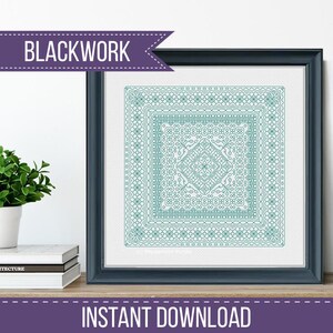Puede incluir: Patrón de bordado blackwork enmarcado en tonos turquesa. El diseño presenta un patrón geométrico cuadrado con detalles intrincados. Las palabras "BLACKWORK" e "INSTANT DOWNLOAD" se muestran en la imagen.
