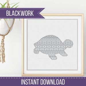 Könnte beinhalten: Gerahmtes Blackwork-Kreuzstichmuster einer Schildkröte mit detaillierten geometrischen Mustern. Das Kunstwerk befindet sich auf weißem Hintergrund, mit den Worten "BLACKWORK" und "INSTANT DOWNLOAD".