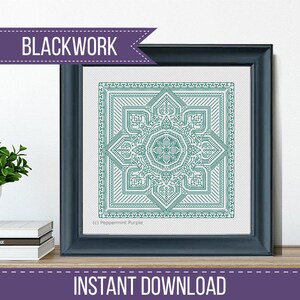 Puede incluir: Bordado blackwork enmarcado con un diseño geométrico turquesa. La obra de arte es cuadrada, con patrones intrincados dentro de un marco turquesa oscuro. Los textos "BLACKWORK" e "INSTANT DOWNLOAD" son visibles.