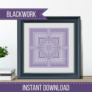 Puede incluir: Patrón de punto de cruz blackwork enmarcado, en tonos morados. El diseño presenta un patrón geométrico y simétrico con detalles intrincados. El marco es azul oscuro, con los textos "BLACKWORK" e "INSTANT DOWNLOAD".