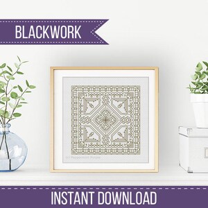 Puede incluir: Un patrón de bordado blackwork enmarcado, de forma cuadrada, con diseños geométricos en tonos verde oliva. El texto "BLACKWORK" se muestra encima del marco, y "INSTANT DOWNLOAD" debajo. La obra de arte se exhibe en una estantería blanca.