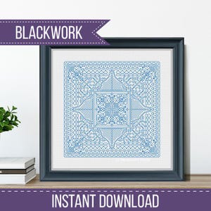 Puede incluir: Un patrón de bordado blackwork enmarcado, de forma cuadrada. El diseño es una disposición simétrica de formas geométricas azules, incluyendo corazones, líneas y puntos, sobre un fondo blanco. El marco es azul oscuro, con los textos "BLACKWORK" y "INSTANT DOWNLOAD".