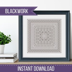 Puede incluir: Un patrón de bordado blackwork enmarcado con un diseño geométrico detallado en hilo marrón oscuro. El marco es azul oscuro. Las palabras "BLACKWORK" e "INSTANT DOWNLOAD" se muestran en la imagen.