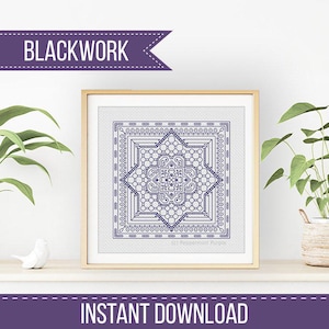 Puede incluir: Patrón de bordado blackwork enmarcado con un diseño geométrico de estrella en azul marino. La obra de arte está en un marco dorado e incluye el texto "BLACKWORK" e "INSTANT DOWNLOAD". El diseño está sobre un fondo blanco.