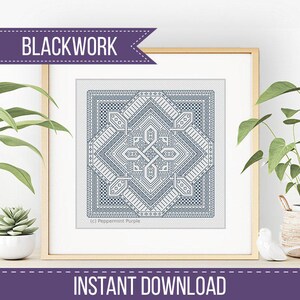 Puede incluir: Patrón de bordado blackwork enmarcado, de forma cuadrada, con un diseño geométrico en tonos azules y blancos. La obra de arte se muestra en un marco dorado. Los textos "BLACKWORK" y "DESCARGA INSTANTÁNEA" son visibles. El nombre del artista también es visible.