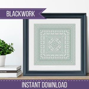 Puede incluir: Un patrón de punto de cruz blackwork enmarcado en tonos verdes, con intrincados diseños geométricos. La obra de arte se exhibe en una estantería de madera con el texto "BLACKWORK" e "INSTANT DOWNLOAD". Se ven una pequeña planta en maceta y libros.