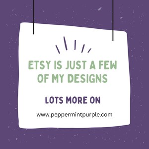 Pode incluir: Uma placa de papel branca com o texto "Etsy is just a few of my designs" em verde. Abaixo, o texto "Lots more on" &eacute; exibido, seguido de um endere&ccedil;o de site. O fundo &eacute; roxo salpicado.