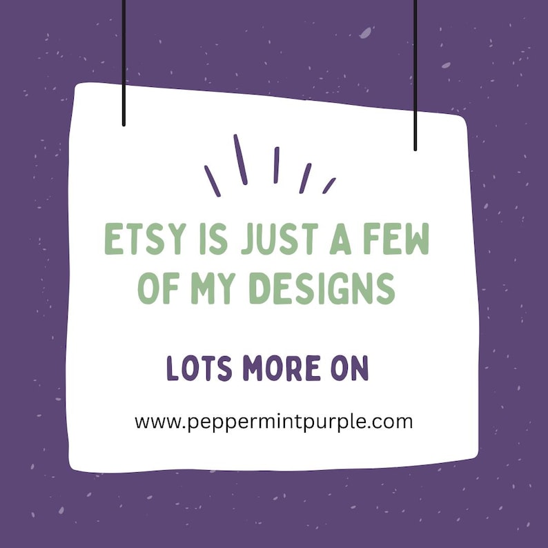 Pode incluir: Uma placa de papel branca com o texto "Etsy is just a few of my designs" em verde. Abaixo, o texto "Lots more on" &eacute; exibido, seguido de um endere&ccedil;o de site. O fundo &eacute; roxo salpicado.