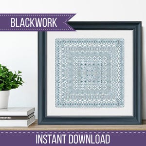 Puede incluir: Bordado blackwork enmarcado con un patrón geométrico turquesa. La obra de arte se muestra en un marco azul oscuro. El texto "BLACKWORK" está en la parte superior y "INSTANT DOWNLOAD" en la inferior.