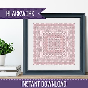 Puede incluir: Bordado blackwork enmarcado con un diseño geométrico en tonos rojos. La obra de arte se muestra en un marco azul oscuro. Las palabras "BLACKWORK" e "INSTANT DOWNLOAD" son visibles en la imagen.