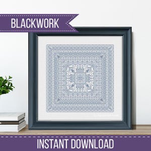 Puede incluir: Bordado blackwork enmarcado con un diseño geométrico detallado en azul y blanco. La obra de arte está en un marco azul oscuro y presenta el texto "BLACKWORK" e "INSTANT DOWNLOAD".