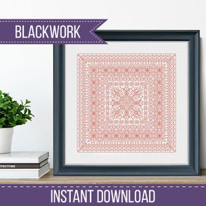 Puede incluir: Patrón de punto de cruz blackwork enmarcado en rojo sobre tela blanca. El diseño presenta un patrón floral geométrico simétrico. Las palabras "BLACKWORK" e "INSTANT DOWNLOAD" se muestran.
