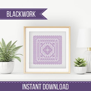 Puede incluir: Un patrón de bordado blackwork enmarcado en tonos morados, con diseños geométricos. La obra de arte se muestra sobre una superficie blanca, con las palabras "BLACKWORK" e "INSTANT DOWNLOAD" visibles. El marco es dorado.