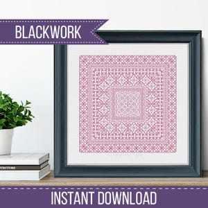 Puede incluir: Patrón de bordado blackwork enmarcado en formato cuadrado. El diseño es un patrón geométrico repetitivo en tonos rosas sobre fondo blanco. Se muestran las palabras "BLACKWORK" e "INSTANT DOWNLOAD".