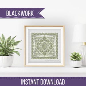 Puede incluir: Un patrón de bordado blackwork enmarcado con un diseño cuadrado, con intrincadas formas geométricas en tonos verdes. El texto "BLACKWORK" está encima del marco, y "INSTANT DOWNLOAD" debajo. La obra de arte se exhibe en un estante blanco con plantas y una lámpara.