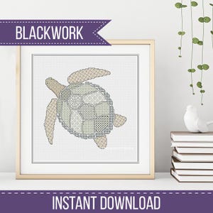 Könnte beinhalten: Ein gerahmtes Blackwork-Kreuzstichmuster einer Meeresschildkröte in Beige-, Grün- und Grautönen. Das Kunstwerk wird auf weißem Hintergrund mit den Worten "BLACKWORK" und "INSTANT DOWNLOAD" im Bild angezeigt.