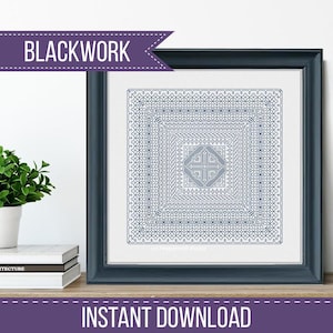 Puede incluir: Un patrón de bordado blackwork enmarcado, de forma cuadrada, con intrincados diseños geométricos en tonos azules. El marco es azul oscuro. Los textos "BLACKWORK" e "INSTANT DOWNLOAD" son visibles.