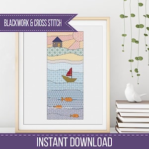 Könnte beinhalten: Gerahmte Kreuzstichkunst mit einer Küstenlandschaft mit einem Boot, Fischen und einem kleinen Haus. Das Kunstwerk hat ein rechteckiges Format mit einem goldenen Rahmen. Der Text "BLACKWORK & CROSS STITCH" und "INSTANT DOWNLOAD" sind sichtbar.