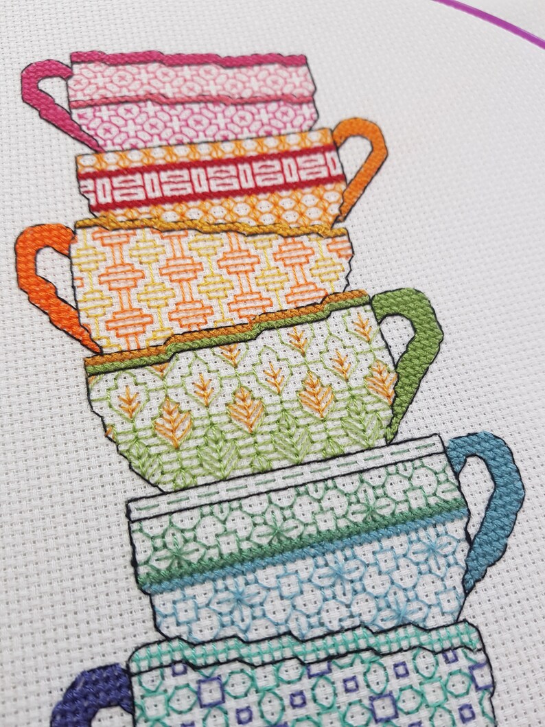 Puede incluir: Una pila de cinco tazas de t&eacute; de colores con diferentes dise&ntilde;os de patrones. Las tazas est&aacute;n apiladas de la m&aacute;s grande a la m&aacute;s peque&ntilde;a, con la taza superior de color rosa y la taza inferior de color verde.