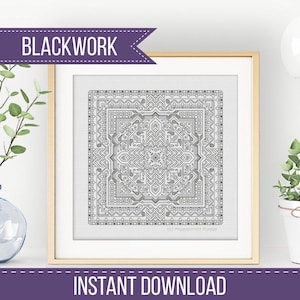 Puede incluir: Un patrón de bordado blackwork en blanco y negro enmarcado. El diseño presenta un patrón geométrico simétrico con detalles intrincados. Las palabras "BLACKWORK" e "INSTANT DOWNLOAD" se muestran en la imagen.