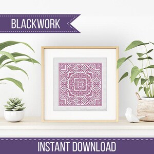 Puede incluir: Un patrón de bordado blackwork enmarcado en tonos morados. El diseño presenta un patrón floral geométrico simétrico. Las palabras "BLACKWORK" e "INSTANT DOWNLOAD" se muestran en la imagen.