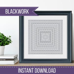 Puede incluir: Un patrón de bordado blackwork enmarcado con un diseño cuadrado. La obra de arte presenta intrincados patrones geométricos en hilo negro sobre un fondo blanco. El marco es azul oscuro, con los textos "BLACKWORK" y "INSTANT DOWNLOAD".