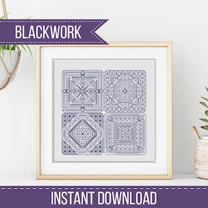 Könnte beinhalten: Gerahmter Druck mit vier geometrischen Blackwork-Stickmustern in Marineblau. Der Druck befindet sich in einem goldenen Rahmen mit weißem Passepartout. Der Text "BLACKWORK" und "INSTANT DOWNLOAD" sind sichtbar.