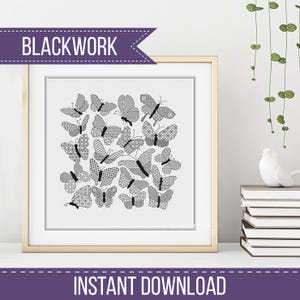 Puede incluir: Una obra de arte enmarcada en blanco y negro con una colección de mariposas estampadas. El texto "BLACKWORK" y "INSTANT DOWNLOAD" es visible. Las mariposas tienen varios patrones y tamaños de alas.
