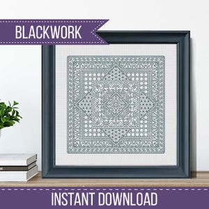 Puede incluir: Un patrón de punto de cruz blackwork enmarcado en tonos turquesa y gris. El intrincado diseño presenta formas geométricas y motivos florales. El marco es azul oscuro, con los textos "BLACKWORK" e "INSTANT DOWNLOAD".