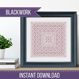 Puede incluir: Patrón de bordado blackwork enmarcado en un marco azul oscuro. El bordado presenta un diseño simétrico en tonos burdeos. Las palabras "BLACKWORK" e "INSTANT DOWNLOAD" son visibles.