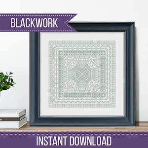 Puede incluir: Un patrón de bordado blackwork enmarcado en tonos verdes, con un diseño geométrico con detalles intrincados. La obra de arte se muestra en un marco azul oscuro. El texto en la parte superior dice "BLACKWORK" y en la parte inferior "INSTANT DOWNLOAD".