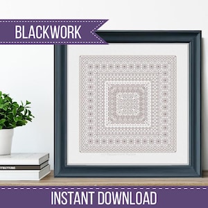 Puede incluir: Un patrón de bordado blackwork enmarcado con un diseño geométrico en hilo marrón. El marco es azul oscuro. El texto "BLACKWORK" está en la parte superior y "INSTANT DOWNLOAD" en la inferior.