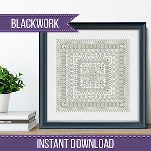 Puede incluir: Bordado blackwork enmarcado con intrincados patrones geométricos en tonos verdes. La obra de arte se muestra en un marco azul oscuro. El texto "BLACKWORK" está en la parte superior y "INSTANT DOWNLOAD" en la inferior.