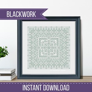 Puede incluir: Un patrón de bordado blackwork enmarcado en formato cuadrado. El diseño presenta un patrón floral y geométrico simétrico en tonos verdes. Las palabras "BLACKWORK" e "INSTANT DOWNLOAD" se muestran en la imagen.