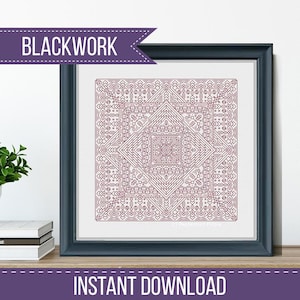 Puede incluir: Bordado blackwork enmarcado con un diseño geométrico en burdeos. La obra de arte se muestra en un marco azul oscuro e incluye el texto "BLACKWORK" e "INSTANT DOWNLOAD". La pieza está sobre una superficie de madera.