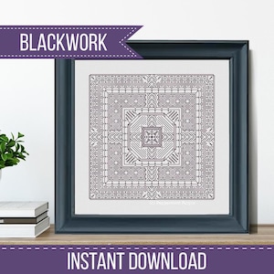 Puede incluir: Patrón de bordado blackwork enmarcado con un diseño geométrico. La obra de arte está en un marco oscuro y presenta el texto "BLACKWORK" e "INSTANT DOWNLOAD". El diseño es un patrón cuadrado con detalles intrincados.