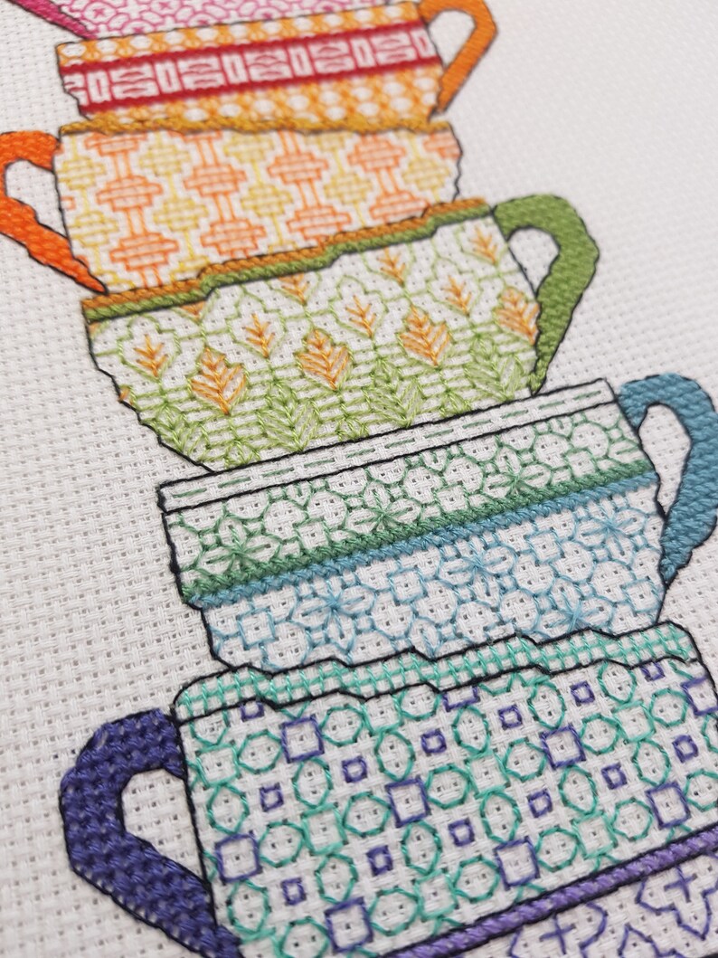 Puede incluir: Una pila de cinco tazas de t&eacute; de colores con diferentes dise&ntilde;os de patrones. Las tazas est&aacute;n apiladas de la m&aacute;s grande a la m&aacute;s peque&ntilde;a, con la taza m&aacute;s grande en la parte inferior y la taza m&aacute;s peque&ntilde;a en la parte superior. Las tazas son todas blancas con diferentes patrones de colores. Los patrones incluyen formas geom&eacute;tricas, flores y rayas.