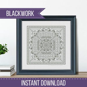 Puede incluir: Bordado blackwork enmarcado con un diseño geométrico complejo en tonos grises. La obra de arte se muestra en un marco azul oscuro. El texto en la parte superior dice "BLACKWORK" y en la parte inferior "INSTANT DOWNLOAD". La pieza se exhibe sobre una superficie de madera.