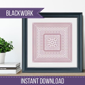 Puede incluir: Bordado blackwork enmarcado con un patrón geométrico en tonos burdeos. La obra de arte se muestra en un marco azul oscuro. El texto en la parte superior dice "BLACKWORK" y en la parte inferior "INSTANT DOWNLOAD".