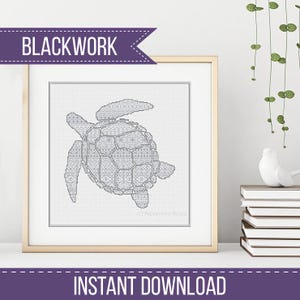 Könnte beinhalten: Gerahmtes Schwarz-Weiß-Blackwork-Schildkröten-Design. Das Kunstwerk befindet sich in einem goldenen Rahmen und zeigt die Texte „BLACKWORK“ und „INSTANT DOWNLOAD“. Das Schildkrötendesign ist kompliziert und detailliert, mit einem geometrischen Muster.