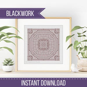 Puede incluir: Un patrón de punto de cruz blackwork enmarcado en tonos burdeos y blanco. El intrincado diseño geométrico se muestra en formato cuadrado, con el texto "BLACKWORK" e "INSTANT DOWNLOAD" visibles. La obra de arte está en un marco de madera.