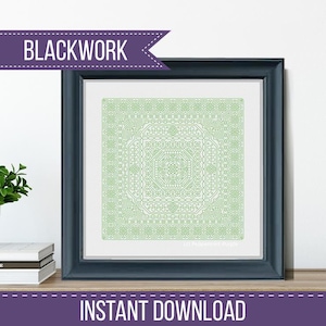 Puede incluir: Un diseño de blackwork enmarcado en un marco cuadrado azul oscuro. El diseño es un patrón simétrico en verde claro, con el texto "BLACKWORK" arriba e "INSTANT DOWNLOAD" abajo.