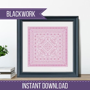 Puede incluir: Patrón de bordado blackwork enmarcado en formato cuadrado, con un diseño simétrico en tonos rosas. El diseño incluye elementos florales y geométricos. Las palabras "BLACKWORK" e "INSTANT DOWNLOAD" se muestran en la imagen.