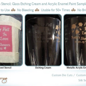 Puede incluir: Primer plano de tres vasos de vidrio que muestran los resultados del uso de una plantilla de serigrafía. El primer vaso muestra la plantilla pegada al vidrio. El segundo vaso muestra el diseño grabado con crema de grabado. El tercer vaso muestra el diseño pintado con pintura acrílica de esmalte metálico. El diseño en los tres vasos dice "Fall in Love Katie's Shower 11.21.15".