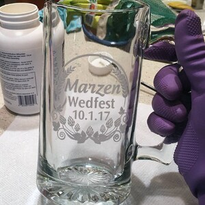 Puede incluir: Una jarra de cerveza de vidrio transparente con un dise&ntilde;o grabado en blanco que dice "Marzen Wedfest 10.1.17".