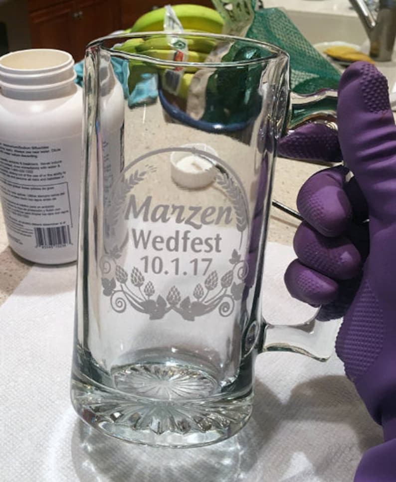 Puede incluir: Una jarra de cerveza de vidrio transparente con un dise&ntilde;o grabado en blanco que dice "Marzen Wedfest 10.1.17".