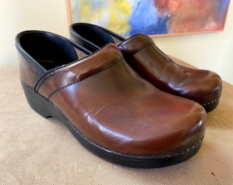 brown dansko clogs