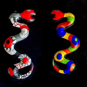 Serpiente inflable pop art de Niki De Saint Phalle, producción JNF, 2002