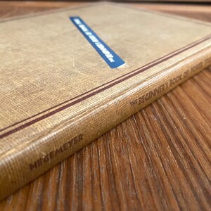 Puede incluir: Un libro marrón con una encuadernación dorada y el título "The Beginner's Book of Chess" impreso en el lomo. El libro es de W.H. K. Ridgeway y está publicado por Frederick Warne & Co. Inc.